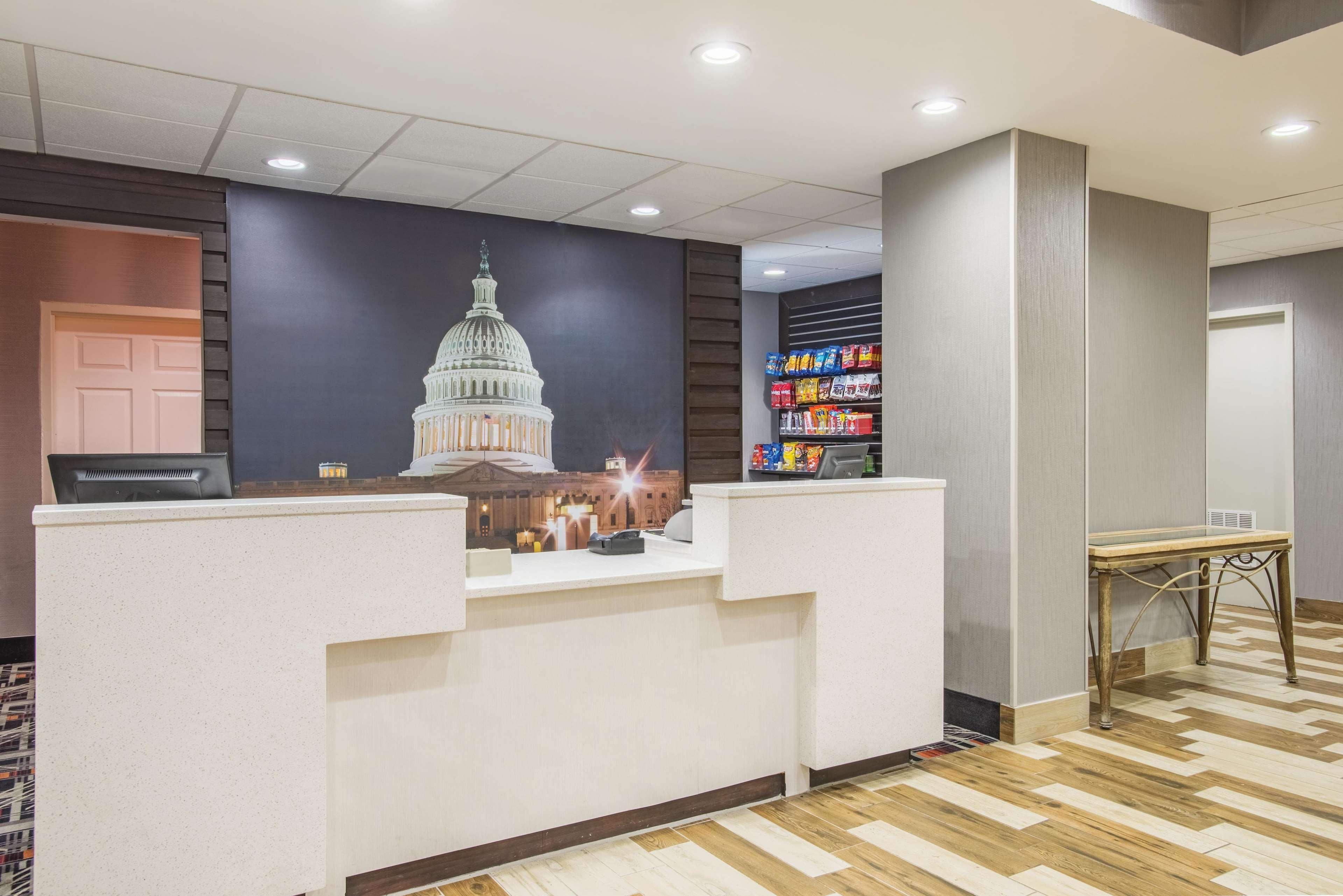 La Quinta Inn & Suites By Wyndham Dc Metro Capital Beltway Capitol Heights Exterior photo